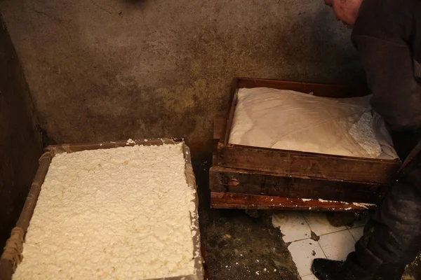 Китайский Ремесленник Цзюти Использует Кусочек Марли Обернуть Недоделанный Тофу Делает — стоковое фото