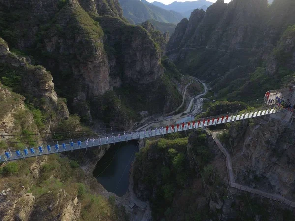 Chinese Enthusiasts Perform Taichi Suspended Glass Bridge Scenic Area Fangshan — Stock Photo, Image