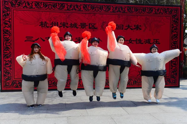 Китаянки Одетые Надувные Костюмы Борцов Сумо Позируют Songcheng Scenic Spot — стоковое фото
