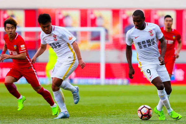 Futbolista Nigeriano Odion Ighalo Derecha Changchun Yatai Patea Pelota Para —  Fotos de Stock