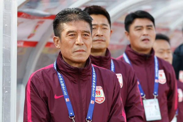 Cheftrainer Lee Jang Soo Von Changchun Yatai Vorne Beobachtet Seine — Stockfoto