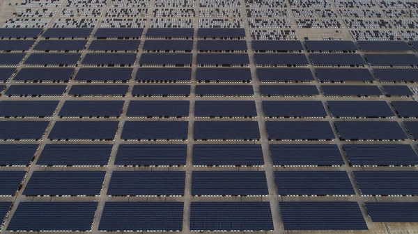 Los Automóviles Nueva Construcción Están Estacionados Bajo Paneles Solares Planta — Foto de Stock