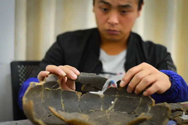 Αρχείο Ένας Κινέζος Αρχαιολόγος Επαναφέρει Ένα Κεραμικό Που Ανακαλύφθηκε Από — Φωτογραφία Αρχείου