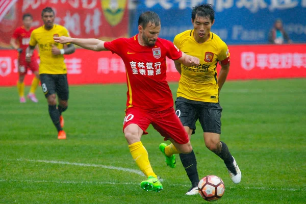 Futbolista Húngaro Szabolcs Huszti Izquierda Changchun Yatai Desafía Futbolista Guangzhou —  Fotos de Stock