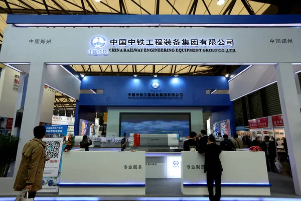 Emberek Látogasson Stand Kína Vasúti Mérnöki Berendezések Group Ltd Creg — Stock Fotó