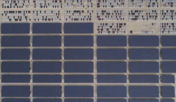 Los Automóviles Nueva Construcción Están Estacionados Bajo Paneles Solares Planta — Foto de Stock