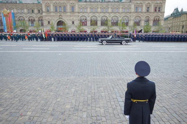 Ministro Defensa Ruso Sergei Shoigu Saluda Sus Soldados Mientras Conducido — Foto de Stock