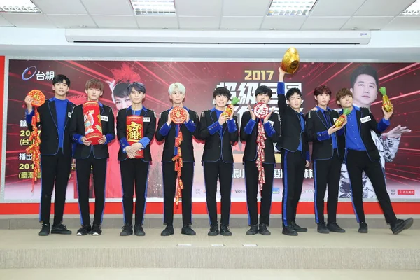 Członkowie Grupy Południowokoreańskiego Sf9 Uczestniczyć Konferencji Prasowej Dla Super Star — Zdjęcie stockowe