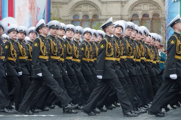 ロシアの兵士は 勝利の日の軍事パレードの間に赤の広場に沿って行進し 1941 1945 の大祖国戦争 第二次世界大戦の東部戦線 モスクワ ロシアでのナチスドイツに対する勝利の72周年を記念し 9月の2017 — ストック写真