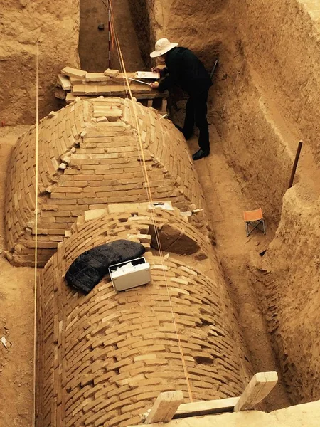Arqueólogo Chino Investiga Una Tumba Forma Pirámide Sitio Evacuación Una — Foto de Stock