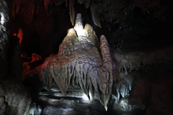 2017年3月8日 中国重庆市云阳县青康村一座1200米高的山上走廊上新发现的岩溶洞穴的内部景观 2017年3月8日 — 图库照片