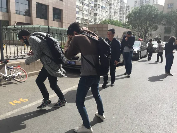 Résidents Chinois Locaux Bravant Une Lourde Marche Vent Sur Route — Photo