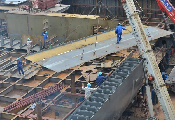 Trabalhadores Chineses Trabalham Local Construção Uma Réplica Grande Escala Navio — Fotografia de Stock