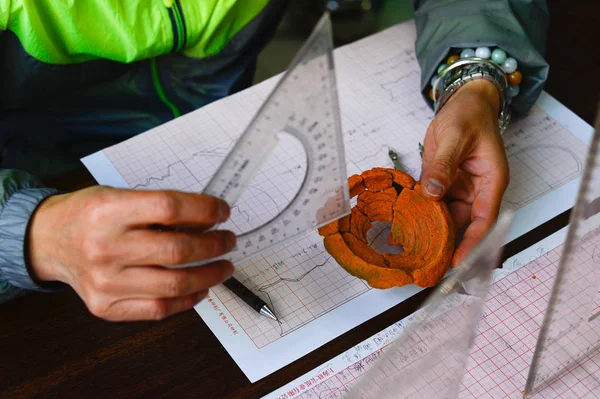 Китайский Археолог Ремонтирует Керамическую Посуду Найденную Месте Раскопок 2000 Летней — стоковое фото