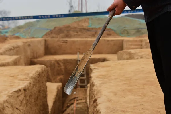 Китайський Археолога Показує Свій Інструмент Щоб Розкопати Камеру Труни Містить — стокове фото