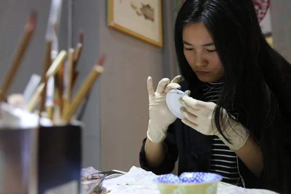 Chinese Kintsukuroi Master Huang Junling Repairs Broken Pottery Cup Lid — Stock Photo, Image