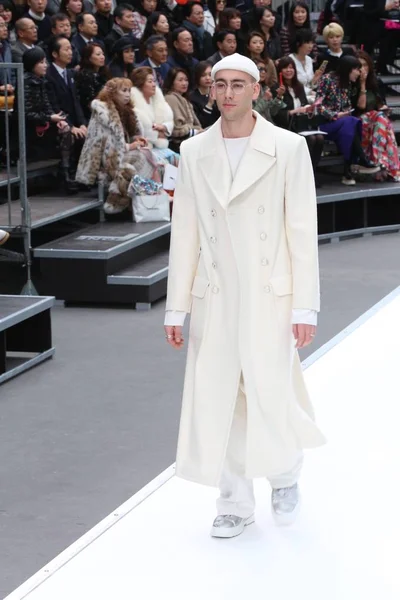 Bir Modeli Yeni Bir Yaratım Chanel Moda Fuarı Nda Paris — Stok fotoğraf