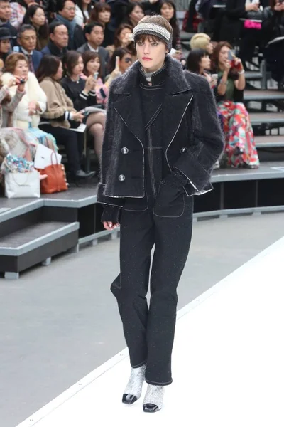 Model Zobrazuje Nové Stvoření Módní Přehlídka Chanel Během Pařížské Módní — Stock fotografie