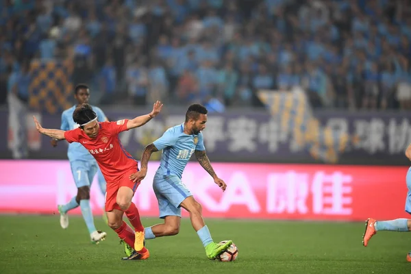 Futebolista Brasileiro Alex Teixeira Direita Jiangsu Suning Desafia Com Jogador — Fotografia de Stock