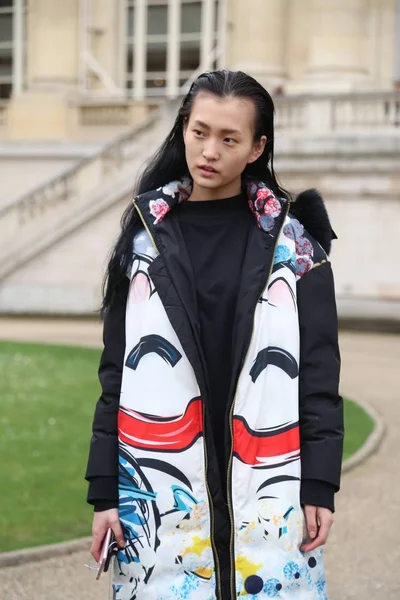Κινεζικό Μοντέλο Wang Xinyu Παρευρίσκεται Moncler Διόρθωσης Φάσματος Ρουζ Μόδα — Φωτογραφία Αρχείου