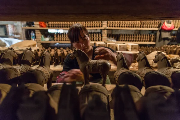 Una Lavoratrice Cinese Controlla Repliche Incompiute Cavalli Terracotta Una Fabbrica — Foto Stock