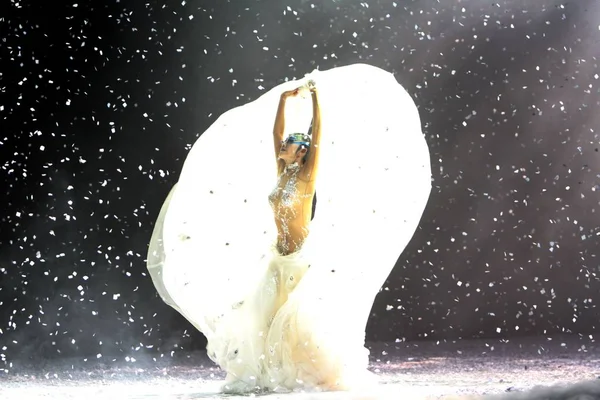 Китайський Танцюрист Ліпінг Виконує Під Час Виконання Свого Останнього Творіння — стокове фото