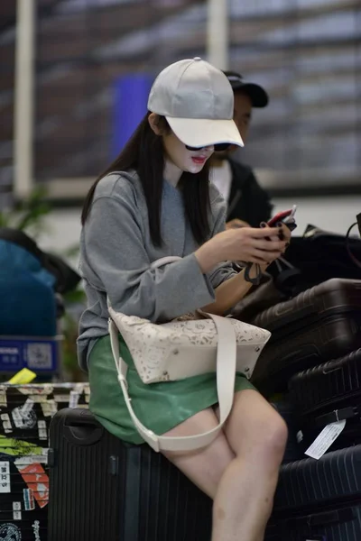 Китайская Актриса Использует Свой Смартфон Шанхайском Международном Аэропорту Пудун Вернулась — стоковое фото