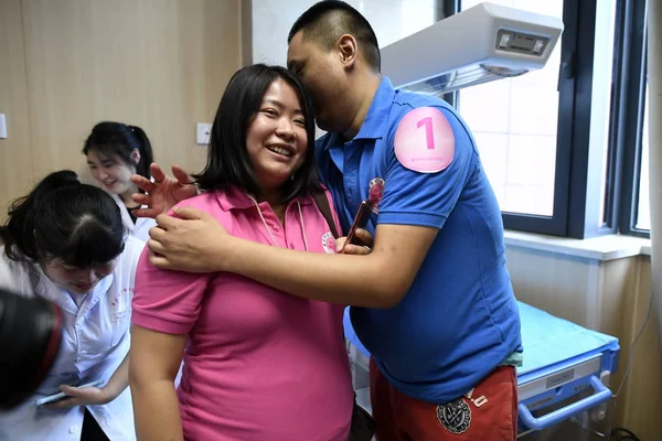 Hombre Abraza Esposa Después Prueba Hospital Chongqing China Mayo 2017 — Foto de Stock