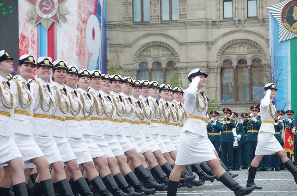 Женщины Российские Солдаты Военного Университета Минобороны России Маршируют Красной Площади — стоковое фото