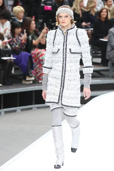 シャネル ファッションショー写真素材 ロイヤリティフリーシャネル ファッションショー画像 Depositphotos