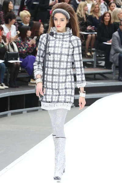 Modelo Exibe Uma Nova Criação Chanel Fashion Show Durante Queda — Fotografia de Stock