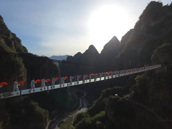 Kinesiska Entusiaster Utför Taichi Svävande Glasbro Vid Ett Naturskönt Område — Stockfoto