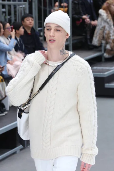 Mannequin Présente Une Nouvelle Création Défilé Chanel Lors Fashion Week — Photo