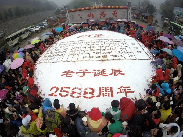 Gente Comparte Pastel Gigante Para Celebrar Cumpleaños Número 588 Del — Foto de Stock