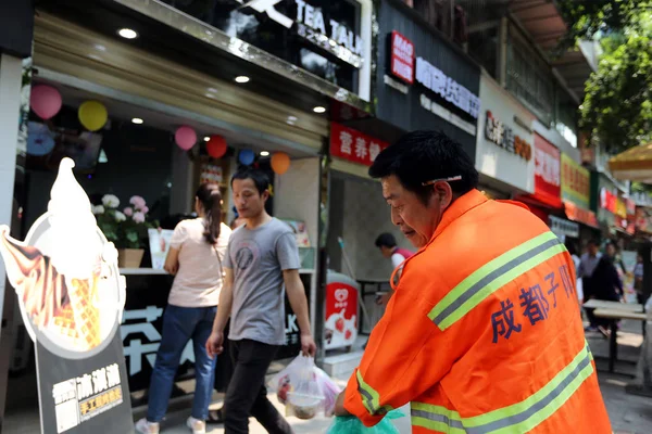 Trabajador Chino Que Compra Una Bebida Fría Mitad Precio Personal — Foto de Stock