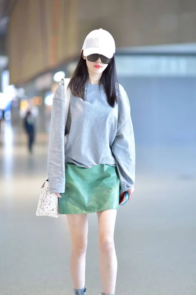 Kinesisk Skådespelerska Yang Avbildas Shanghai Pudong International Airport Som Hon — Stockfoto