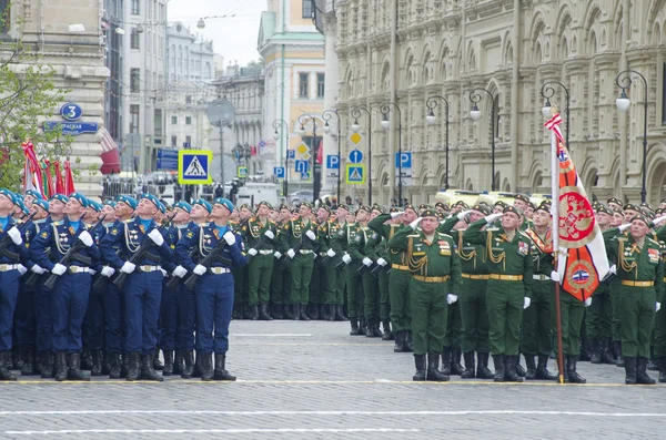Vojáci Stojí Formaci Rudém Náměstí Během Dne Vítězství Aby Mohli — Stock fotografie