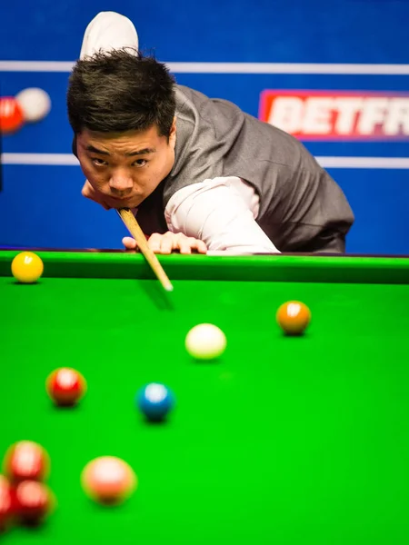 Ding Junhui Kínai Játszik Lövés Ronnie Sullivan Anglia Saját Negyeddöntőben — Stock Fotó