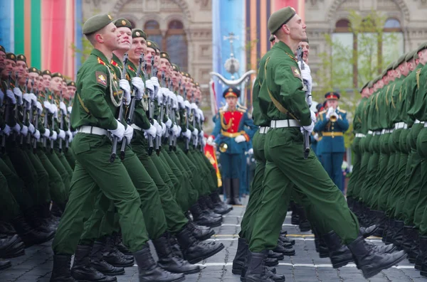 Soldados Russos Marcham Longo Praça Vermelha Durante Desfile Militar Dia — Fotografia de Stock