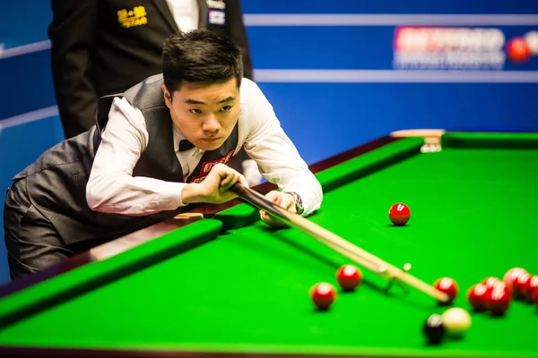 Ding Junhui Chin Odgrywa Strzał Ronnie Sullivan Anglii Ćwierćfinale Meczu — Zdjęcie stockowe