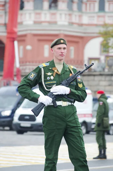 Egy Orosz Katona Jelent Képek Vörös Tér Után Győzelem Ünnep — Stock Fotó