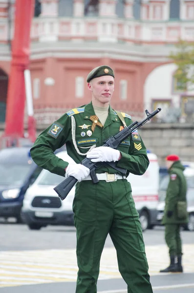 Российский Солдат Позирует Фотографий Красной Площади После Парада Честь Годовщины — стоковое фото