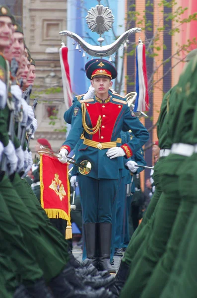 在胜利日阅兵式上 俄罗斯士兵沿着红场游行 纪念1941 1945年伟大的卫国战争胜利72周年 二战东线 在莫斯科 — 图库照片