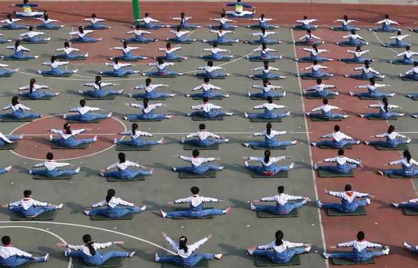 Estudiantes Chinos Practican Gimnasia Yoga Durante Las Vacaciones Clase Patio — Foto de Stock