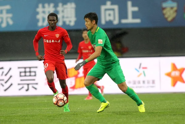 Der Gambische Fußballspieler Bubacarr Trawally Links Von Yanbian Funde Fordert — Stockfoto