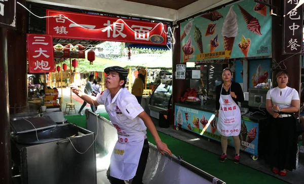 Worker Pulls One Strand Noddle Boiling Pot Dances Music Restaurant — Stock Photo, Image