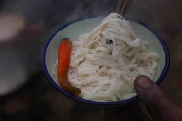 Ansicht Von Nudeln Die Mitglieder Des Maultierzuges Essen Wenn Sie — Stockfoto