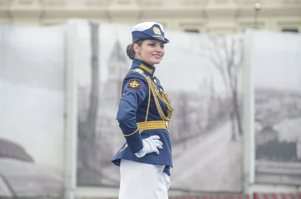 Uma Soldado Russa Posa Para Fotos Praça Vermelha Após Desfile — Fotografia de Stock