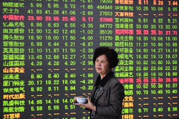 Concerned Chinese Investor Walks Screen Displaying Prices Shares Red Price — Stock Photo, Image