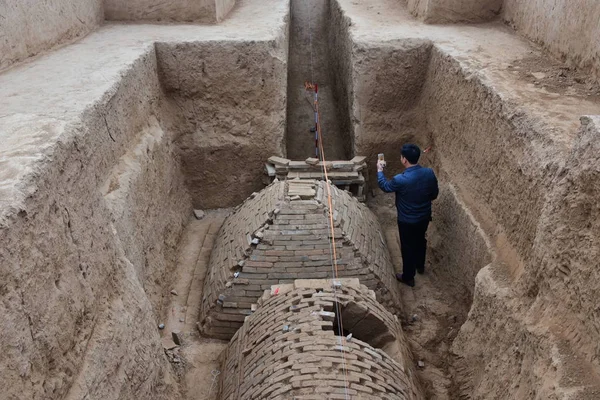 Arqueólogo Chino Investiga Una Tumba Forma Pirámide Sitio Evacuación Una — Foto de Stock